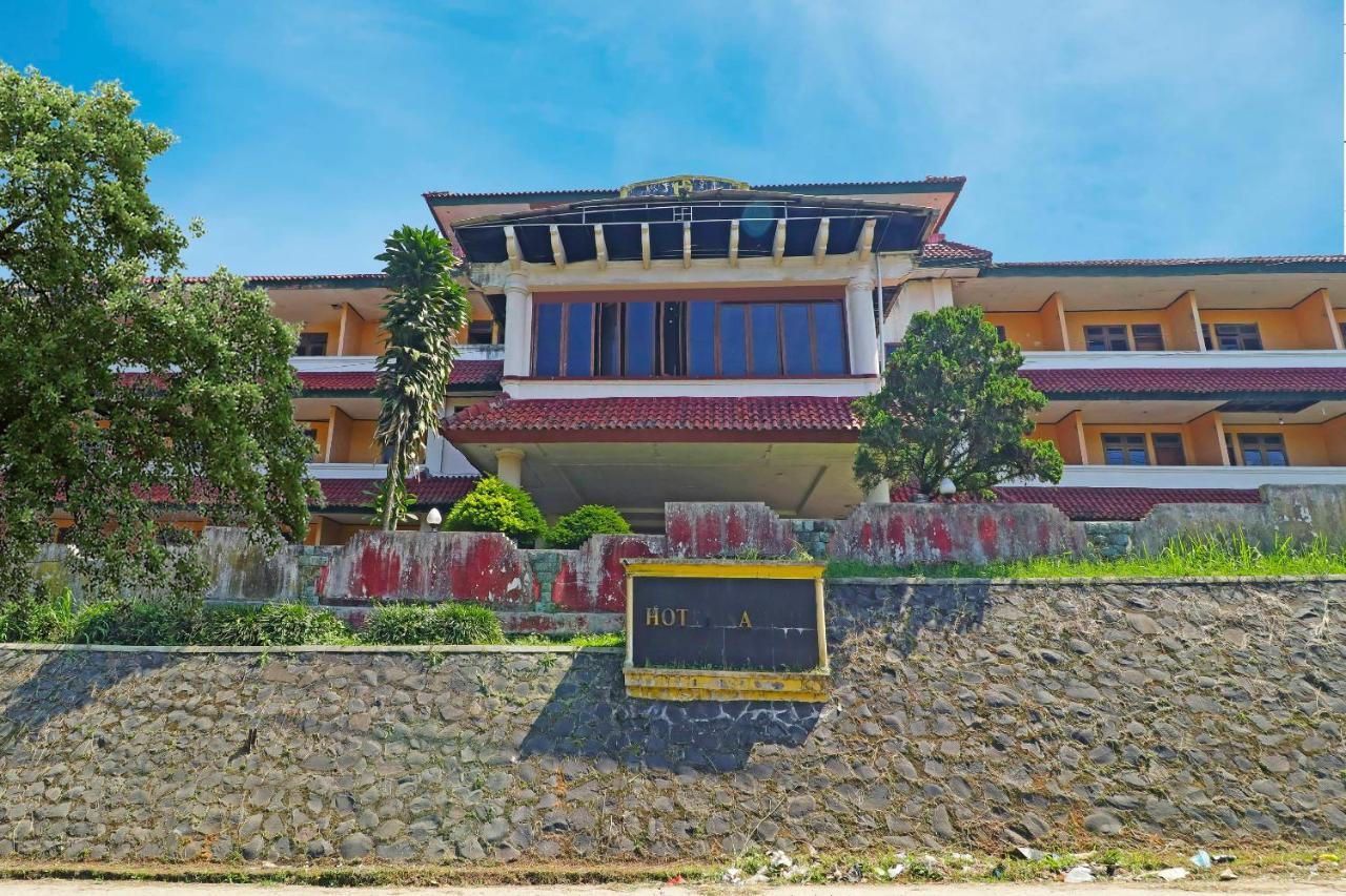 Super Oyo 90382 Hotel Sarah Sukabumi Exterior photo